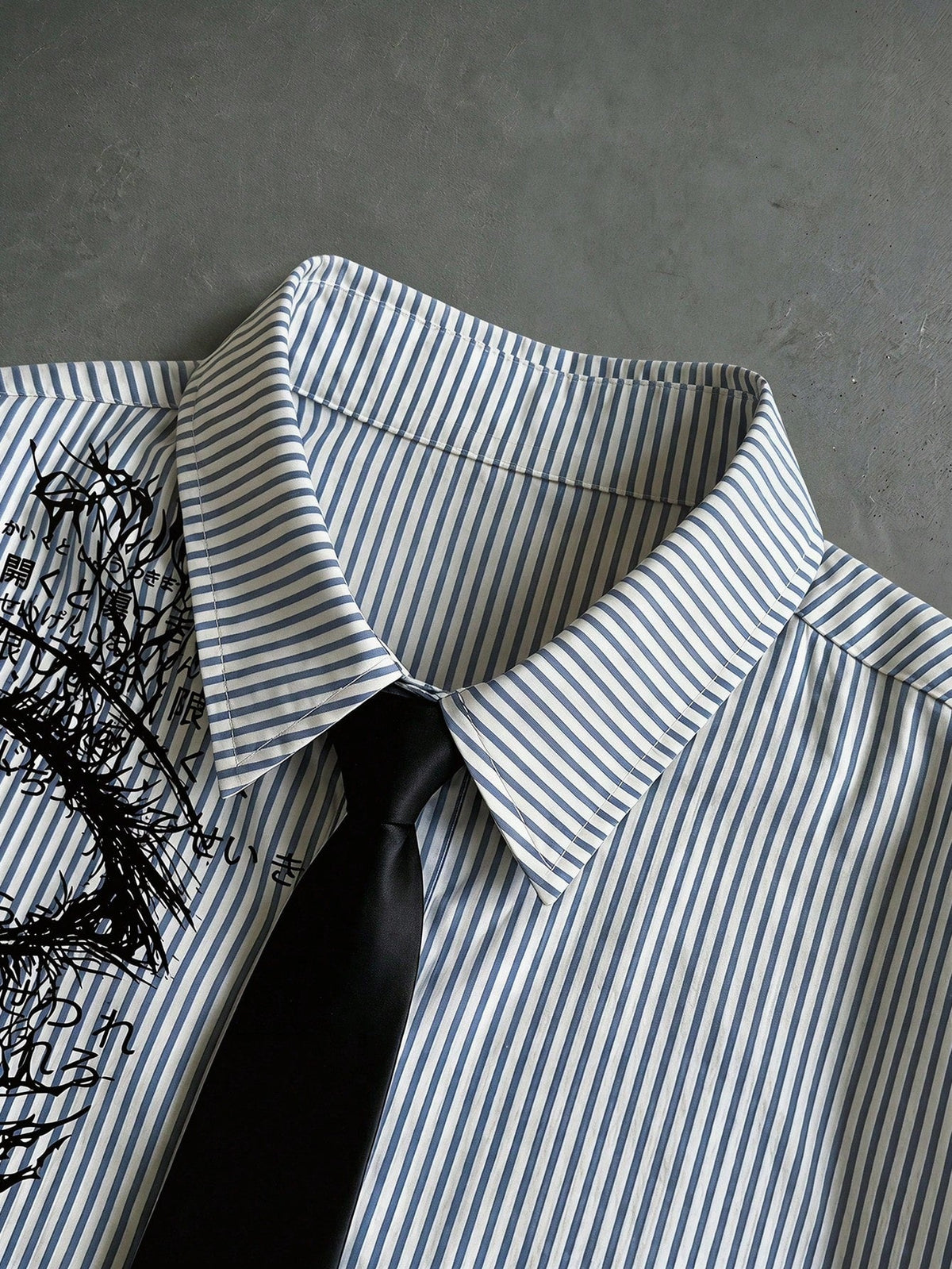 men japanese slogan and character print collared shirt