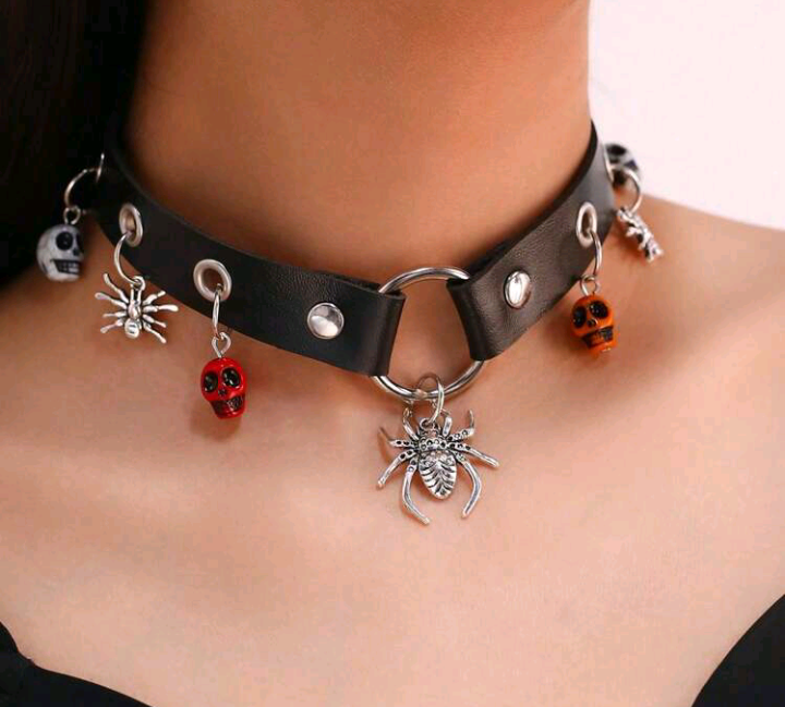halloween spider with skulls necklace
