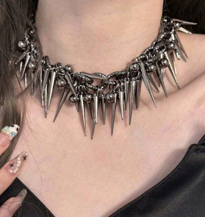 chunky spikes choker