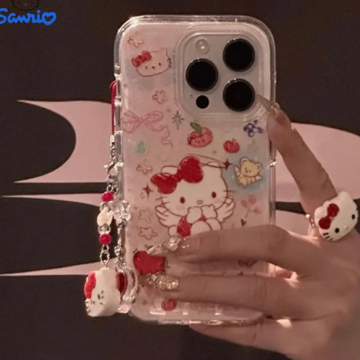 hello kittty phone case (includes the charm)