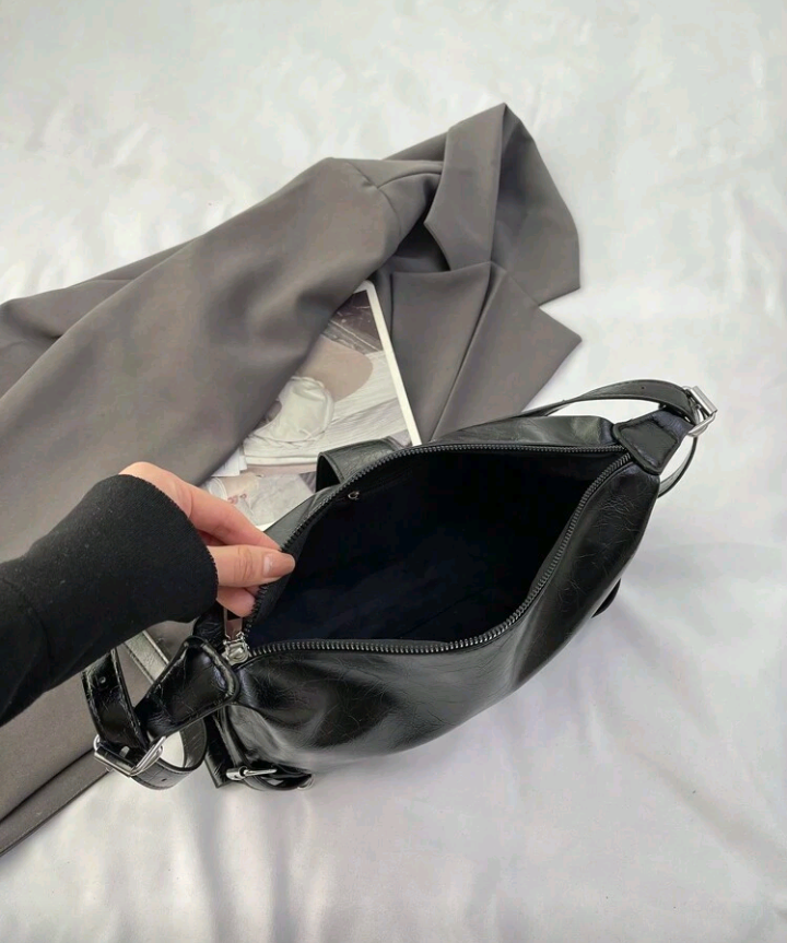 retro minimalist buckle bag in black