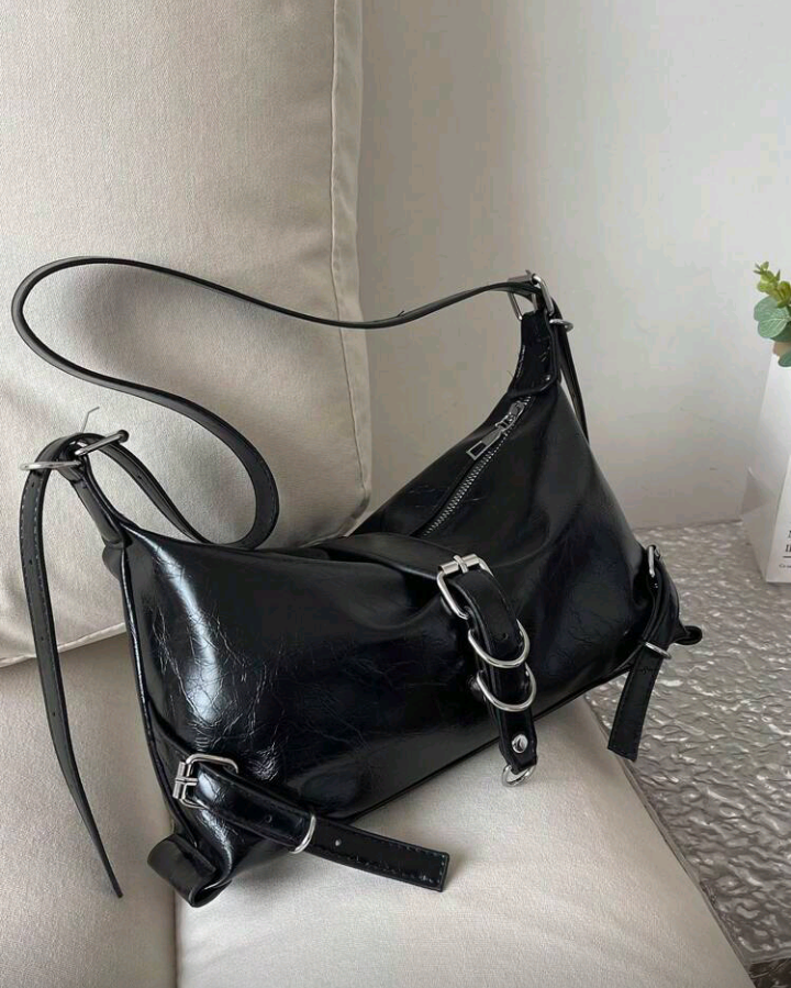 retro minimalist buckle bag in black