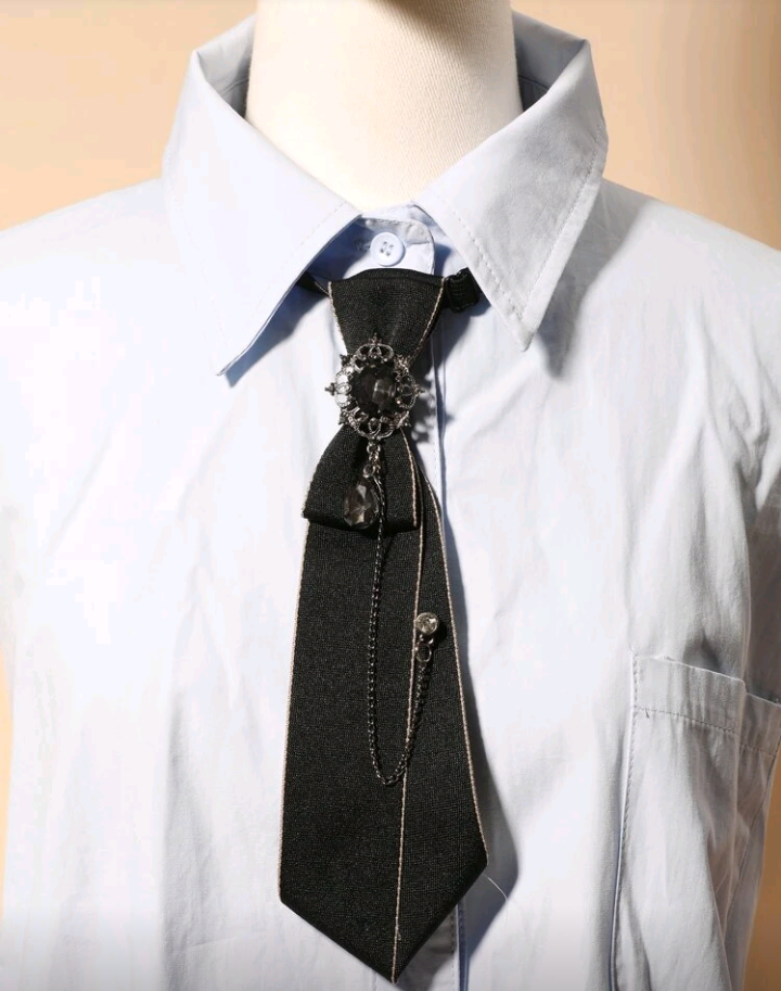 short charm tie (black and red)