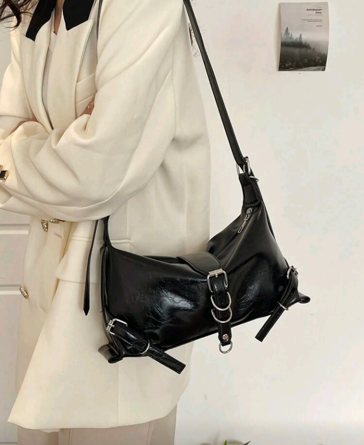 retro minimalist buckle bag in black