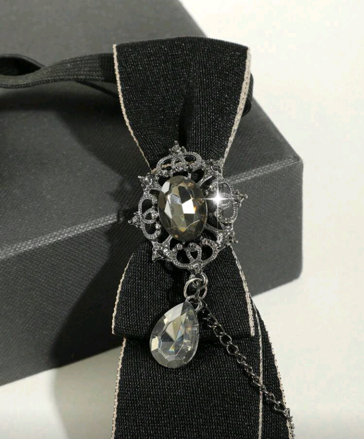 short charm tie (black and red)
