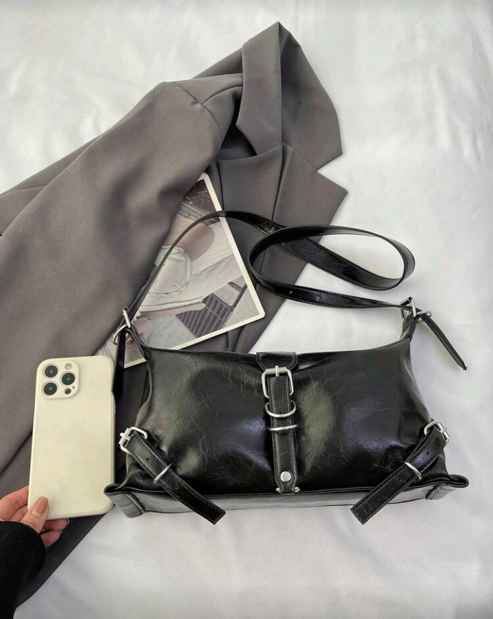retro minimalist buckle bag in black